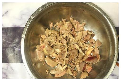 酸辣鸡杂家常的做法，滑嫩多汁不腥，汤汁拌着米饭吃，连吃好几碗