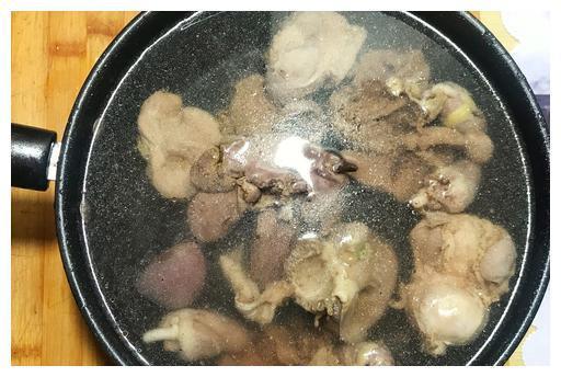 酸辣鸡杂家常的做法，滑嫩多汁不腥，汤汁拌着米饭吃，连吃好几碗