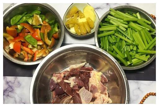 酸辣鸡杂家常的做法，滑嫩多汁不腥，汤汁拌着米饭吃，连吃好几碗