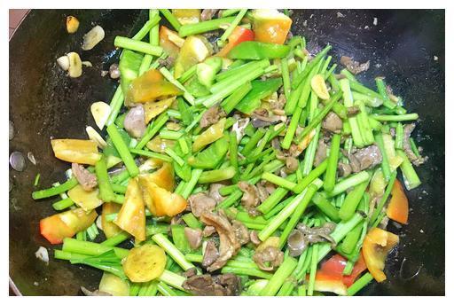 酸辣鸡杂家常的做法，滑嫩多汁不腥，汤汁拌着米饭吃，连吃好几碗