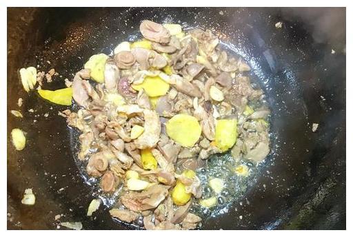 酸辣鸡杂家常的做法，滑嫩多汁不腥，汤汁拌着米饭吃，连吃好几碗