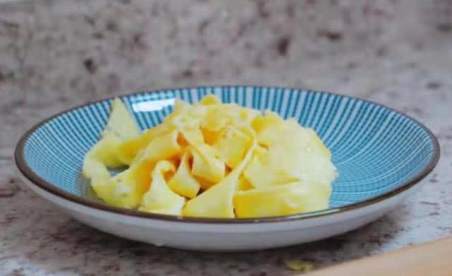 薄饼家常做法，又薄又脆又香，包上“它”，一上桌就被抢光了！