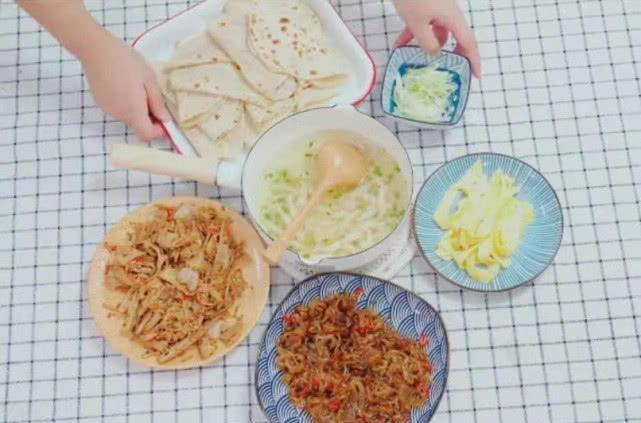 薄饼家常做法，又薄又脆又香，包上“它”，一上桌就被抢光了！