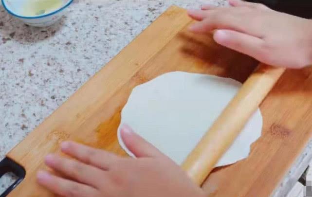 薄饼家常做法，又薄又脆又香，包上“它”，一上桌就被抢光了！