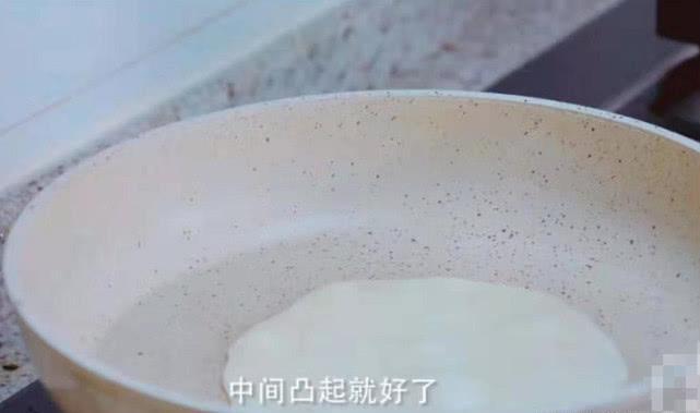 薄饼家常做法，又薄又脆又香，包上“它”，一上桌就被抢光了！