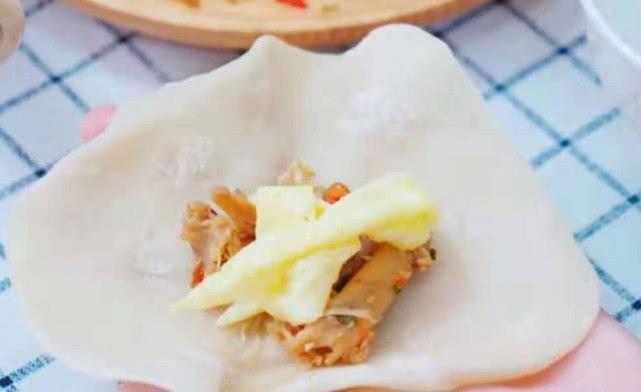 薄饼家常做法，又薄又脆又香，包上“它”，一上桌就被抢光了！