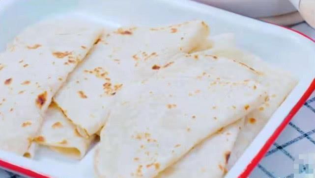 薄饼家常做法，又薄又脆又香，包上“它”，一上桌就被抢光了！