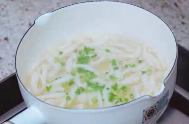 薄饼家常做法，又薄又脆又香，包上“它”，一上桌就被抢光了！