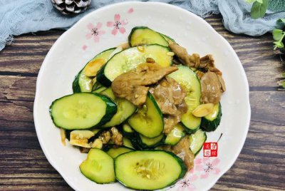 ​脆青瓜炒肉片，做法特简单，瓜脆肉香嫩，使我多吃了两碗白饭