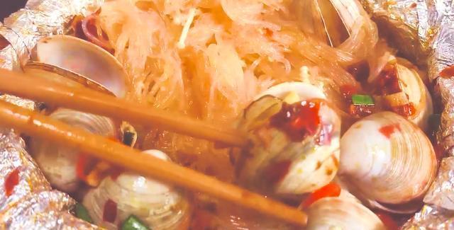 在家也能做出超美味的锡纸花甲粉,做法很简单,再也不用叫外卖了