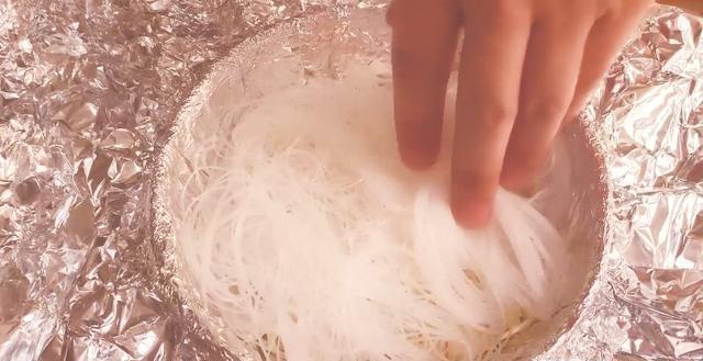 在家也能做出超美味的锡纸花甲粉,做法很简单,再也不用叫外卖了