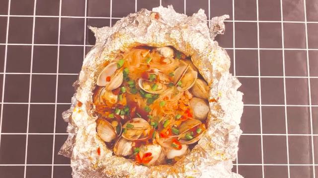 在家也能做出超美味的锡纸花甲粉,做法很简单,再也不用叫外卖了