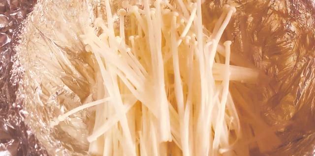 在家也能做出超美味的锡纸花甲粉,做法很简单,再也不用叫外卖了