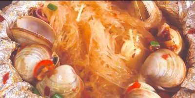 ​在家也能做出超美味的锡纸花甲粉，做法很简单，再也不用叫外卖了