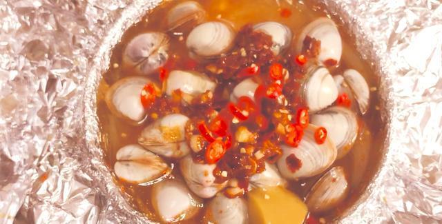 在家也能做出超美味的锡纸花甲粉,做法很简单,再也不用叫外卖了