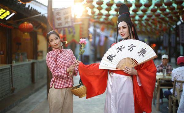 18岁黑龙江男孩勇闯横店,靠男扮女装,完成从群演到演员的梦想