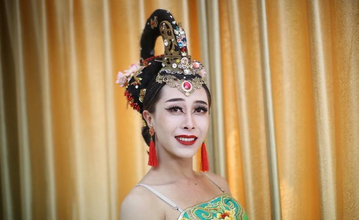 18岁黑龙江男孩勇闯横店,靠男扮女装,完成从群演到演员的梦想