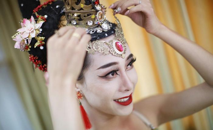 18岁黑龙江男孩勇闯横店,靠男扮女装,完成从群演到演员的梦想