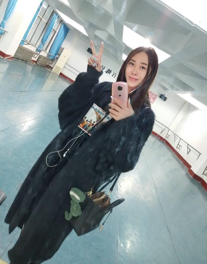 18岁黑龙江男孩勇闯横店,靠男扮女装,完成从群演到演员的梦想