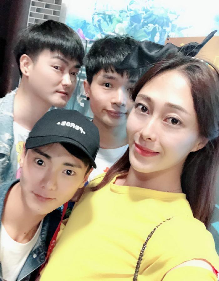 18岁黑龙江男孩勇闯横店,靠男扮女装,完成从群演到演员的梦想