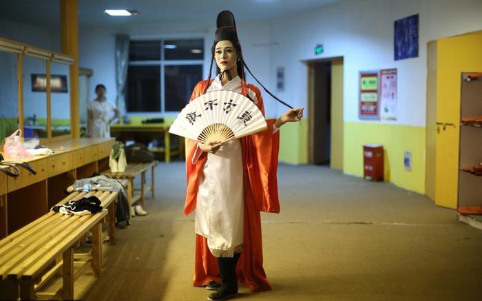 18岁黑龙江男孩勇闯横店,靠男扮女装,完成从群演到演员的梦想