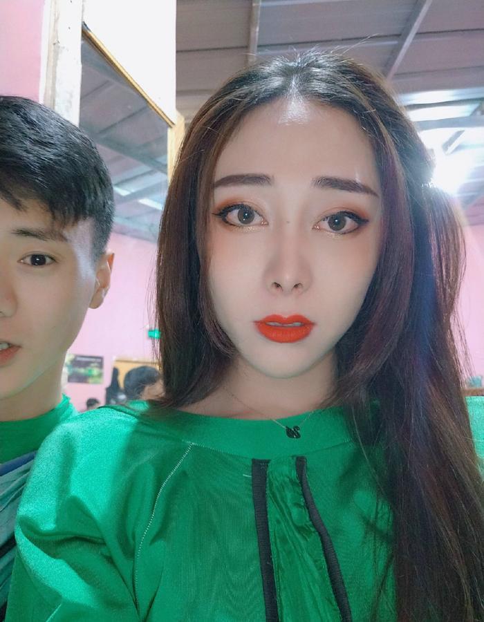 18岁黑龙江男孩勇闯横店,靠男扮女装,完成从群演到演员的梦想