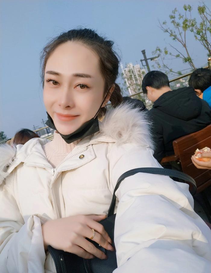 18岁黑龙江男孩勇闯横店,靠男扮女装,完成从群演到演员的梦想