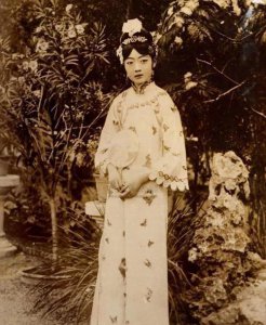 ​皇后婉容40岁病逝狱中，遗体被遗忘水沟，临终手里握着一样东西