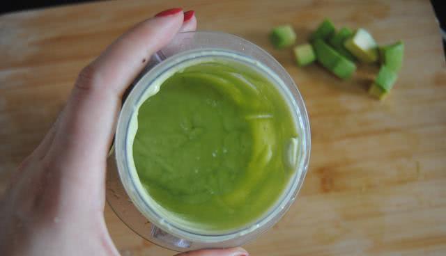 牛油果奶昔的做法,经常吃牛油果不仅防晒还能美容护肤