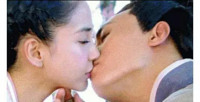 防止男演员拍吻戏起生理反应,李小冉太狠,韩雪做法让人心服口服