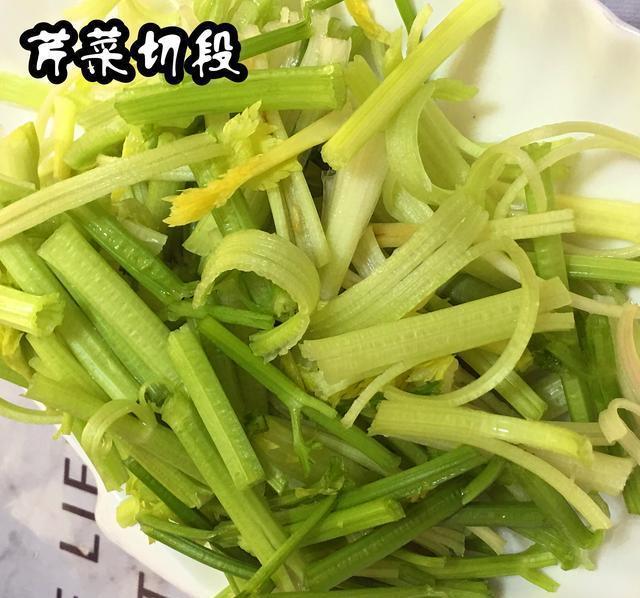 炒芹菜到底要不要焯水?教你家常快手做法,翠绿清脆有窍门