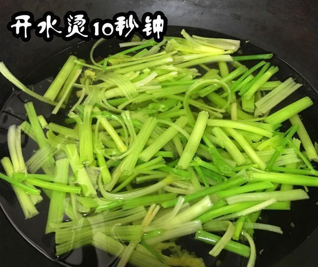 炒芹菜到底要不要焯水?教你家常快手做法,翠绿清脆有窍门
