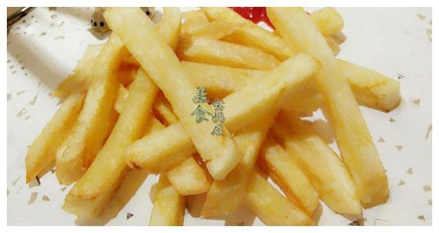 炸薯条的做法非常简单,自己在家也能做出金黄香脆的炸薯条!