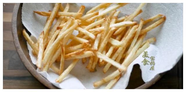 炸薯条的做法非常简单,自己在家也能做出金黄香脆的炸薯条!