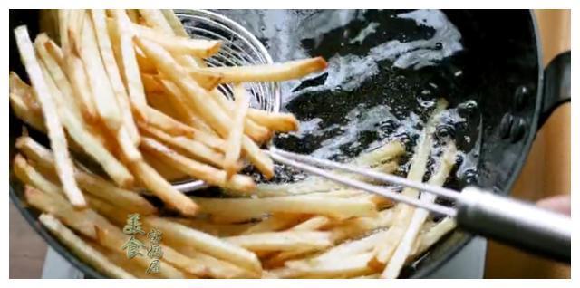 炸薯条的做法非常简单,自己在家也能做出金黄香脆的炸薯条!