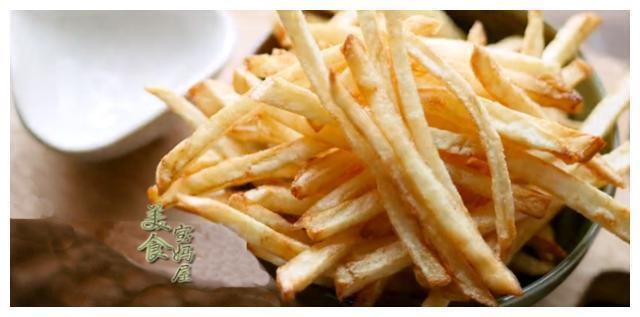 炸薯条的做法非常简单,自己在家也能做出金黄香脆的炸薯条!