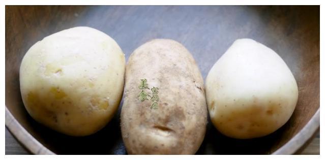 炸薯条的做法非常简单,自己在家也能做出金黄香脆的炸薯条!