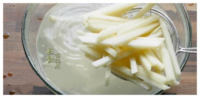 炸薯条的做法非常简单,自己在家也能做出金黄香脆的炸薯条!