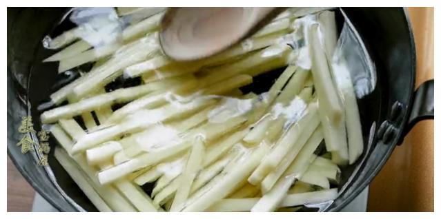 炸薯条的做法非常简单,自己在家也能做出金黄香脆的炸薯条!