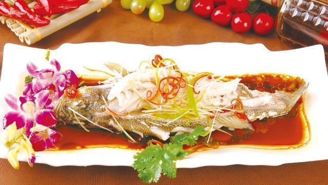 清蒸鲈鱼的正宗做法,肉质鲜嫩,做法简单,网友:米饭都不够吃