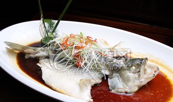 清蒸鲈鱼的正宗做法,肉质鲜嫩,做法简单,网友:米饭都不够吃