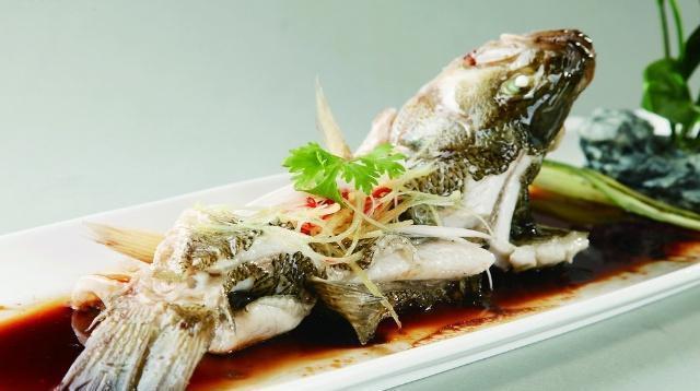 清蒸鲈鱼的正宗做法,肉质鲜嫩,做法简单,网友:米饭都不够吃