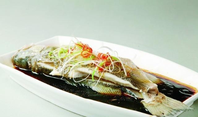 清蒸鲈鱼的正宗做法,肉质鲜嫩,做法简单,网友:米饭都不够吃