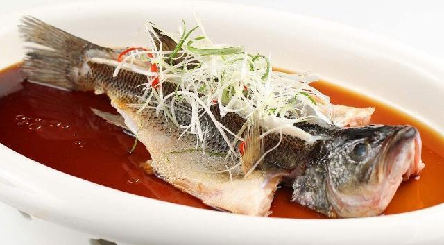 清蒸鲈鱼的正宗做法,肉质鲜嫩,做法简单,网友:米饭都不够吃