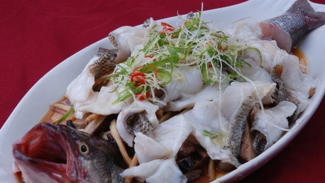 清蒸鲈鱼的正宗做法,肉质鲜嫩,做法简单,网友:米饭都不够吃