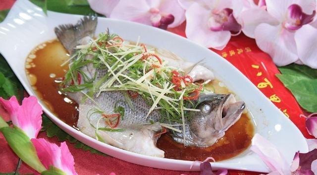 清蒸鲈鱼的正宗做法,肉质鲜嫩,做法简单,网友:米饭都不够吃