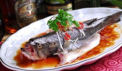 ​清蒸鲈鱼的正宗做法，肉质鲜嫩，做法简单，网友：米饭都不够吃