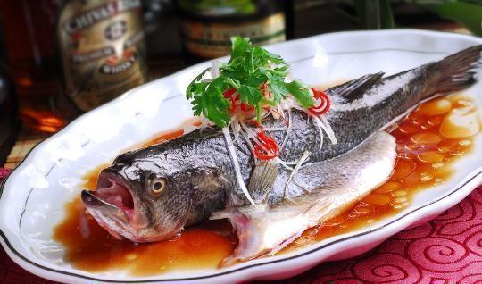 清蒸鲈鱼的正宗做法,肉质鲜嫩,做法简单,网友:米饭都不够吃