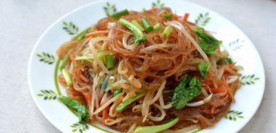 ​素炒豆芽粉丝的做法，豆芽脆嫩鲜香，粉丝劲道爽滑，全家抢着吃