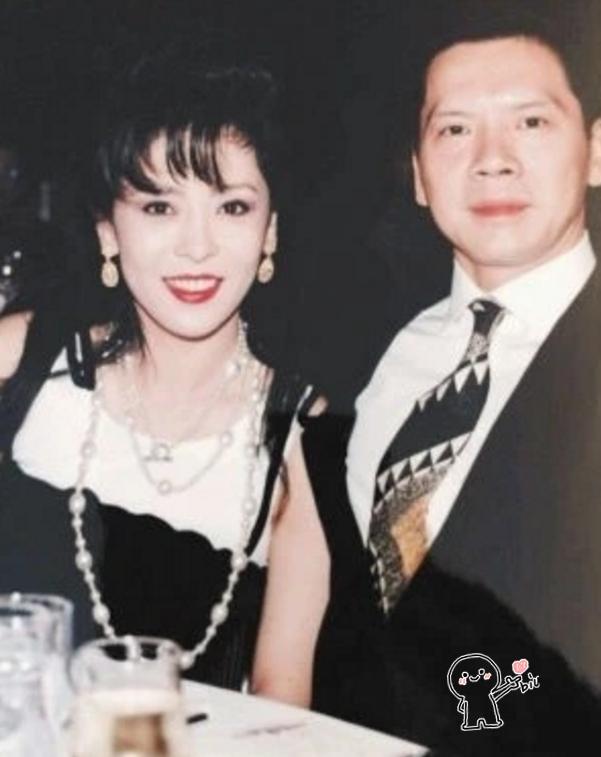 都知向华强有两个儿子,谁知他还有一个女儿?凭自身努力开珠宝店